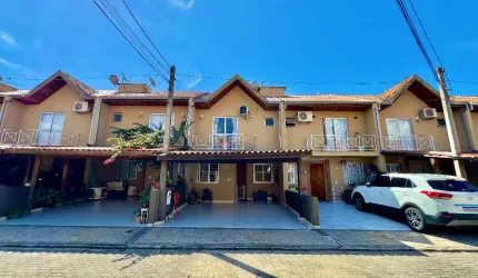 Sobrado em condomínio com quadra, playground e salão de festas.