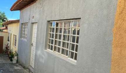 Casa no bairro de Santa Cecília, em Esmeraldas-MG