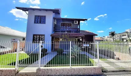 Casa em região de ALTO PADRÃO, com 190m2, 03 dormitórios, sendo 01 suite, piscina, na CIdade Univer