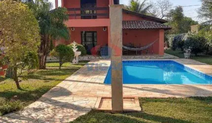 Linda Chácara com piscina e sala de jogos!