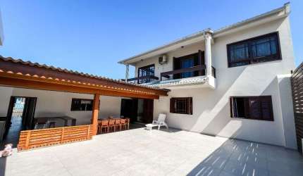Casa dos seus sonhos a apenas 140 metros da Praia!