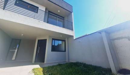 Sobrado Bairro Xaxim, ensolarado com quintal.