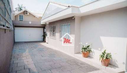 Belíssima casa com 3 dormitórios sendo 1 suíte máster e 5 vagas de garagem, a 2 mints do centro espera por você. Não perca tempo e agende sua visita!!