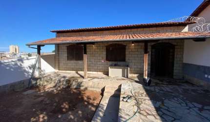Casa com 2 quartos para alugar na Glocínia, 1, Santo André, Belo Horizonte por R$ 4.500