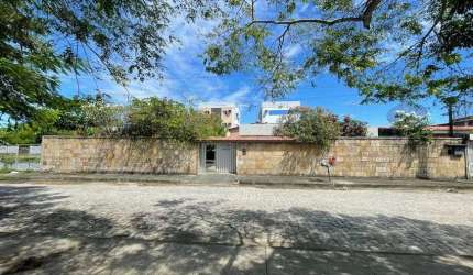 Linda Casa com 05 quartos 03 suítes, terreno 754m2 no Jiquiá