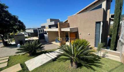 CASA à VENDA no CONDOMÍNIO TIPO CLUBE VALE DAS ÁGUAS com 4 DORMS, ÁREA GOURMET, 700m² de TERRENO com BELÍSSIMO QUINTAL com PISCINA, JARDIM e POMAR