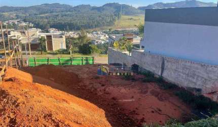 Terreno à Venda de 482m² em Aclive na Alameda das Figueiras no Condomínio Tipo Clube Vale das Águas!!