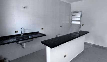 Casa térrea com 3 dormitórios, 1 suíte.