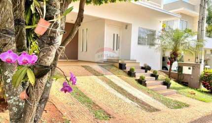 Sobrado à venda em Condomínio Residencial Villaggio I, 3 suites, 2 vagas, próximo a FourC Bilingual Academy.