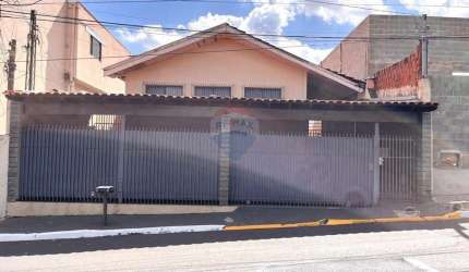 Casa disponível pra venda, 3 quartos, 2 vagas de garagem, na Av. Pinheiro Machado, Jardim Rosa Branca.