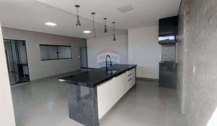 Casa á venda, com 2 quartos, garagem para 4 carros próximo a comendador