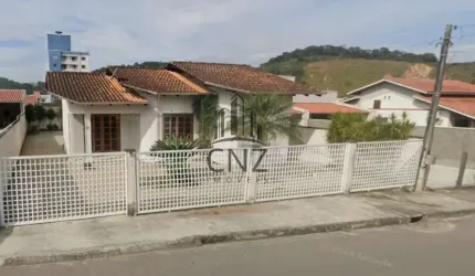 Casa à venda: Residência com 2 quartos sendo uma suíte e garagem em Dom Joaquim, Brusque-SC. 120m2, cozinha planejada, lavanderia ampla.