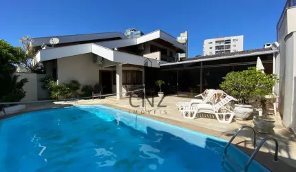 Luxuosa mansão à venda no Centro I, Brusque-SC: 5 quartos, 2 suítes, 3 salas, 5 banheiros, 6 vagas de garagem, 500m².