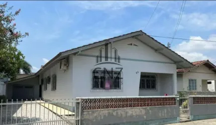 Imperdível oportunidade: Casa à venda em Brusque-SC, bairro São Luiz! 3 quartos, 1 suíte, 1 sala, 3 banheiros, 3 vagas, 110m².