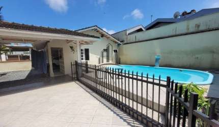 Imperdível! Casa à venda em Brusque-SC, bairro Planalto: 3 quartos, 1 suíte, 2 salas, 3 banheiros, 5 vagas e 250m².