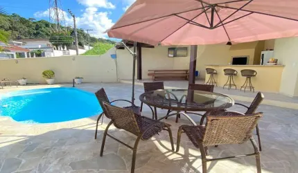 Imperdível! Casa à venda no Centro I em Brusque-SC: 4 quartos, 1 suíte, 2 salas, 3 banheiros, 5 vagas de garagem, 294,69m².