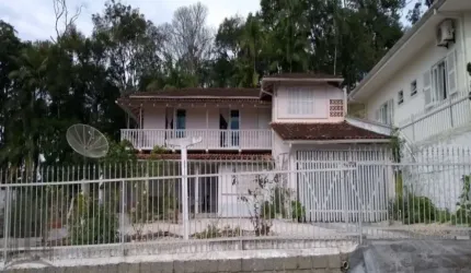Casa à venda em Brusque - SC, bairro Primeiro de Maio: 5 quartos, 2 suítes, 3 banheiros, 1 vaga, 195m²!