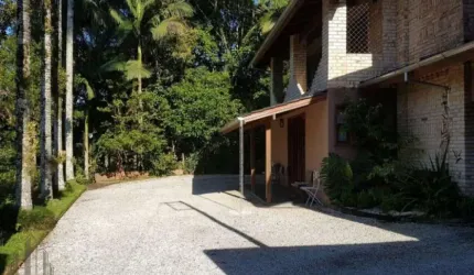 Imperdível oportunidade de investimento em Brusque-SC: Casa de luxo com 4 quartos, 2 suítes, 2 banheiros, 2 vagas de garagem e 400m² no Centro.