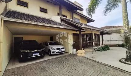 CASA À VENDA EM JOINVILLE COM 297M² - 3 QUARTOS, 6 BANHEIROS E PISCINA