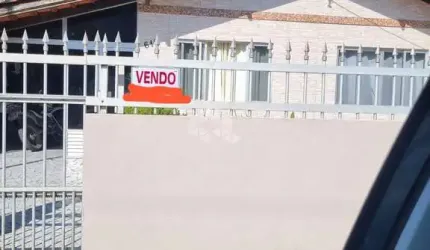 CASA À VENDA COM 3 QUARTOS NO CENTRO DE PORTO BELO