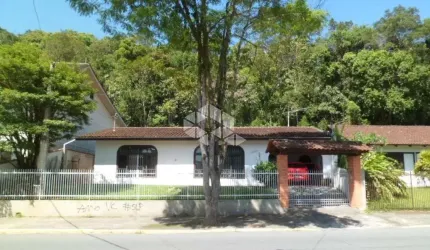 OPORTUNIDADE IMPERDÍVEL - CASA À VENDA EM JOINVILLE COM EXCELENTE LOCALIZAÇÃO! POSSUI 3 QUARTOS, 1 SUÍTE + EDÍCULA