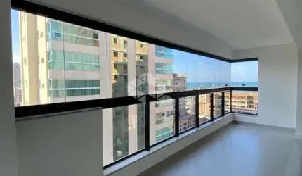 APARTAMENTO NOVO NO BAIRRO PEREQUÊ, EM PORTO BELO, SC, 112m² PRIVATIVOS, SACADA COM CHURRASQUEIRA, LAVABO, 03 SUÍTES, E 02 VAGAS DE GARAGEM.