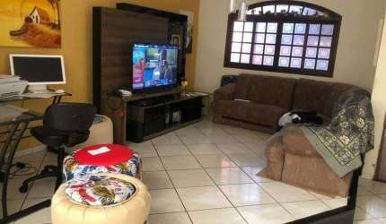 Sobrado para venda tem 170 metros quadrados com 3 quartos