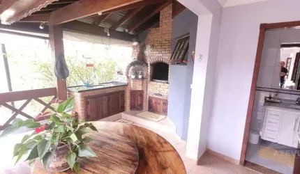 Casa com 4 dormitórios à venda, 244 m²