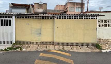 NA QR 406 - CASA DE 03 QUARTOS - ÓTIMA LOCALIZAÇÃO - QD. VALORIZADA. AC. FINANC.