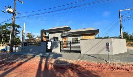 Moderno e bem localizado: Imóvel com piscina no centro de Itapoá