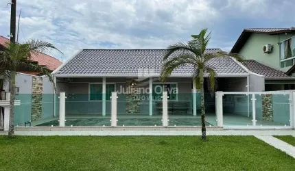 Casa com piscina na quadra do mar com 3 quartos à Venda. Brasilia - Itapoá/SC
