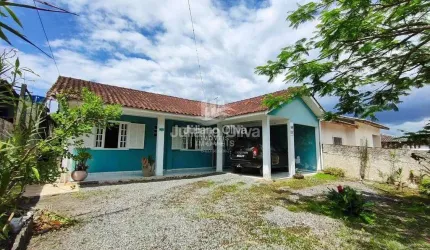 Casa com Piscina à 430 Metros do Mar na Barra do Saí