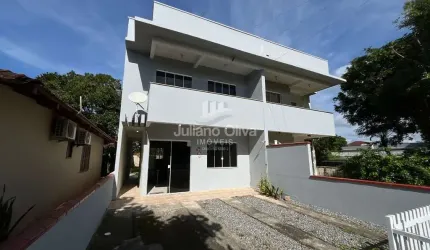Sobrado à 240m do mar com 3 quartos na Barra do Saí