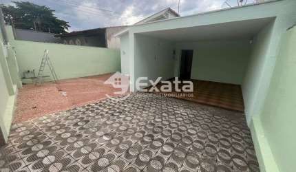 Ampla casa terrea com quintal arborizado .