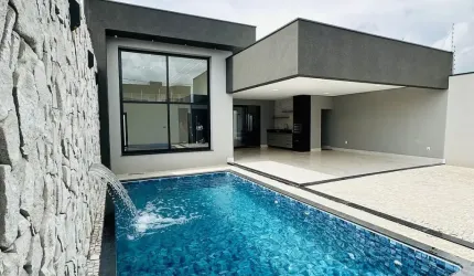Linda casa com piscina, área gourmet, muito bonita