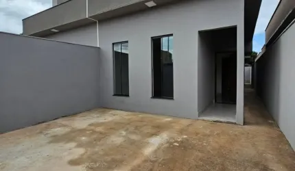 Casa toda no porcelanato com box nos banheiros
