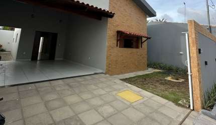 Linda casa com box, espaçosa e aconchegante