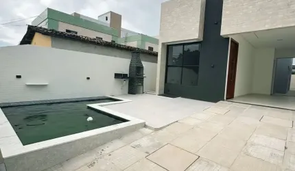 Linda casa com piscina, ótimo padrão de imóvel