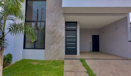 Linda casa com piscina, super espaçosa