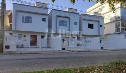 Sobrado à venda no bairro Suza Cruz em Brusque/SC