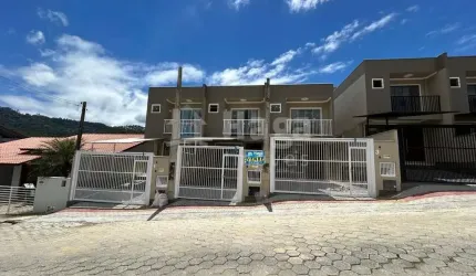 Sobrado geminado à venda no bairro São João em Brusque/SC