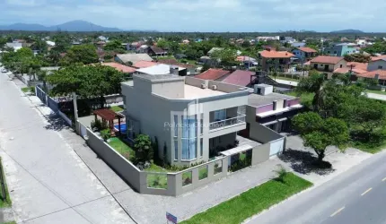Sobrado de alto padrão com piscina e 436m², construído sobre terreno de 720m²