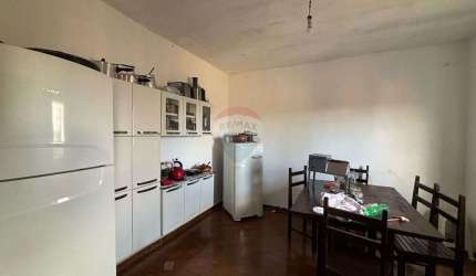 PRÉDIO COM DOIS PONTOS COMERCIAIS E UM APARTAMENTO
