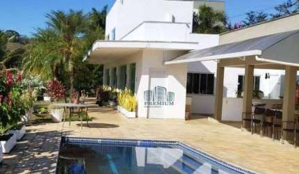 casa com quatro quartos sendo 1 e  suíte e 4 banheiro