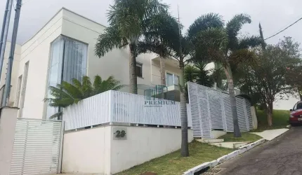 Casa em Condomínio Fechado com 3 Suítes e Piscina