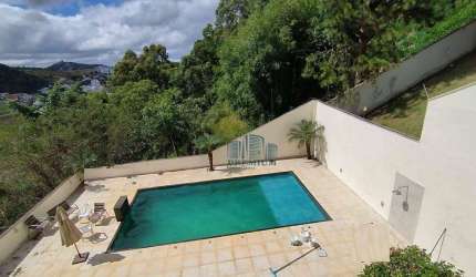 Casa em Condomínio Fechado com 3 Suítes e Piscina