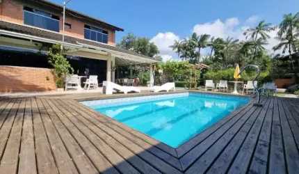 MARAVILHOSA RESIDÊNCIA EM AMPLO TERRENO!!!!!