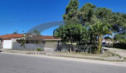 CASA À VENDA EM GUARATUBA!