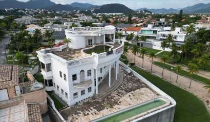 Casa beira mar, à venda por R$ 7.000.000 - Camboinhas - Niterói/RJ