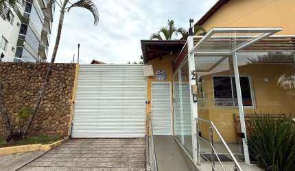 Alugo Casa Triplex em Condomínio em Jardim Camburi